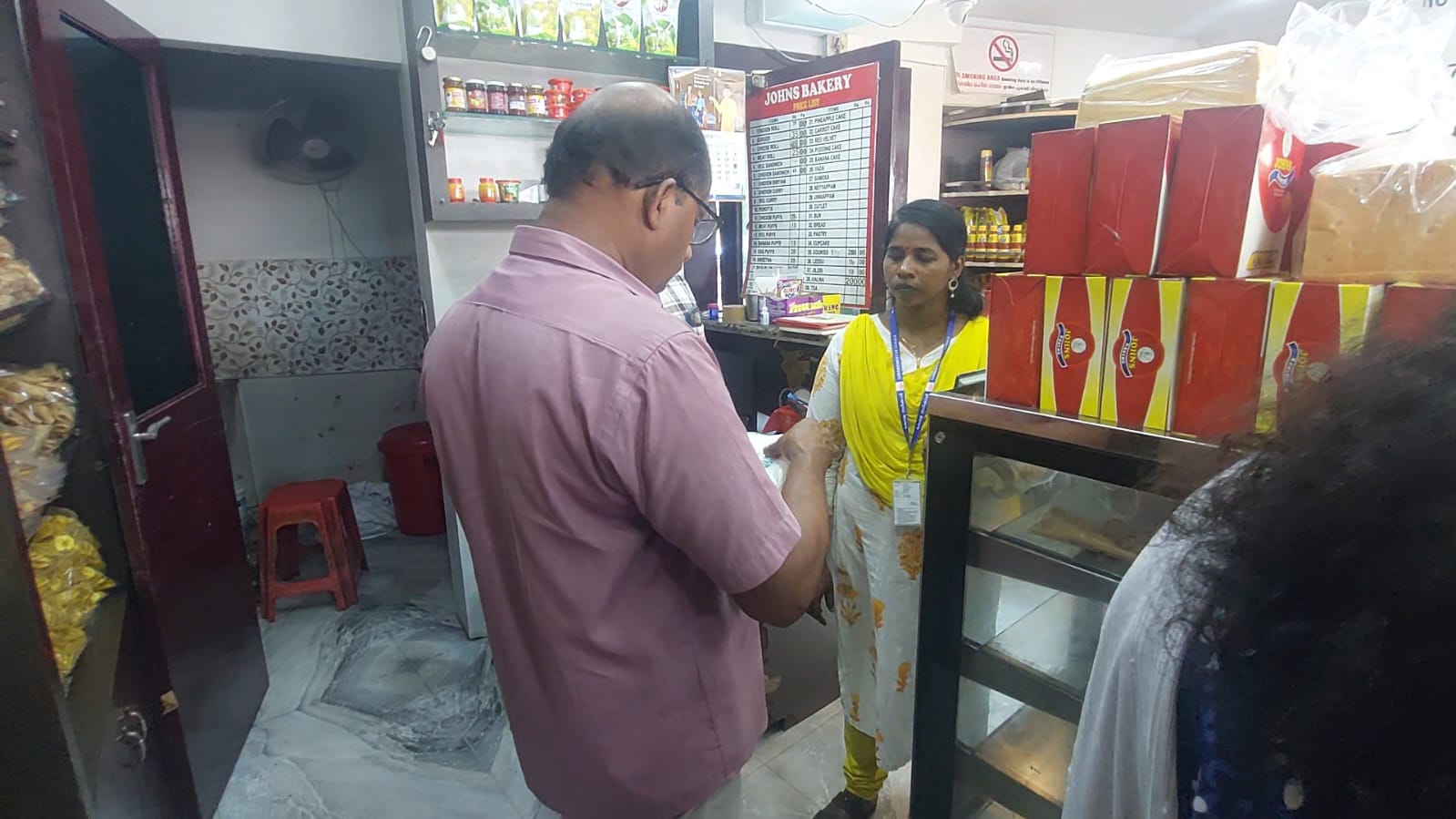 ഇൻ്റേണൽ വിജിലൻസ് വിഭാഗം ഉദ്യോഗസ്ഥർ വ്യാപാര സ്ഥാപനങ്ങളിലും ഹോട്ടലുകളിലും നടത്തിയ പരിശോധനയിൽ വ്യാപക ക്രമക്കേടുകൾ കണ്ടെത്തി